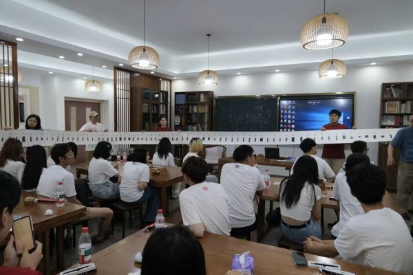 财盛证券 沪港大学生走进80米篆刻长廊，亲手体验传统文化